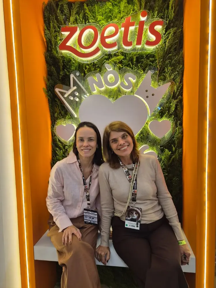 Dra. Fabiana Rizzo e Dra. Silvana, sócias da Clínica Veterinária Quatro Patas de São Carlos, em congresso veterinário