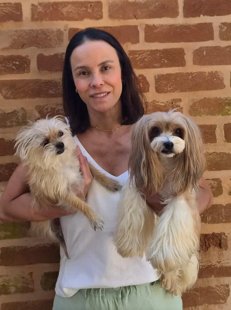 Dra. Fabiana Rizzo, médica-veterinária da Clínica Quatro Patas em São Carlos, com dois cães no colo