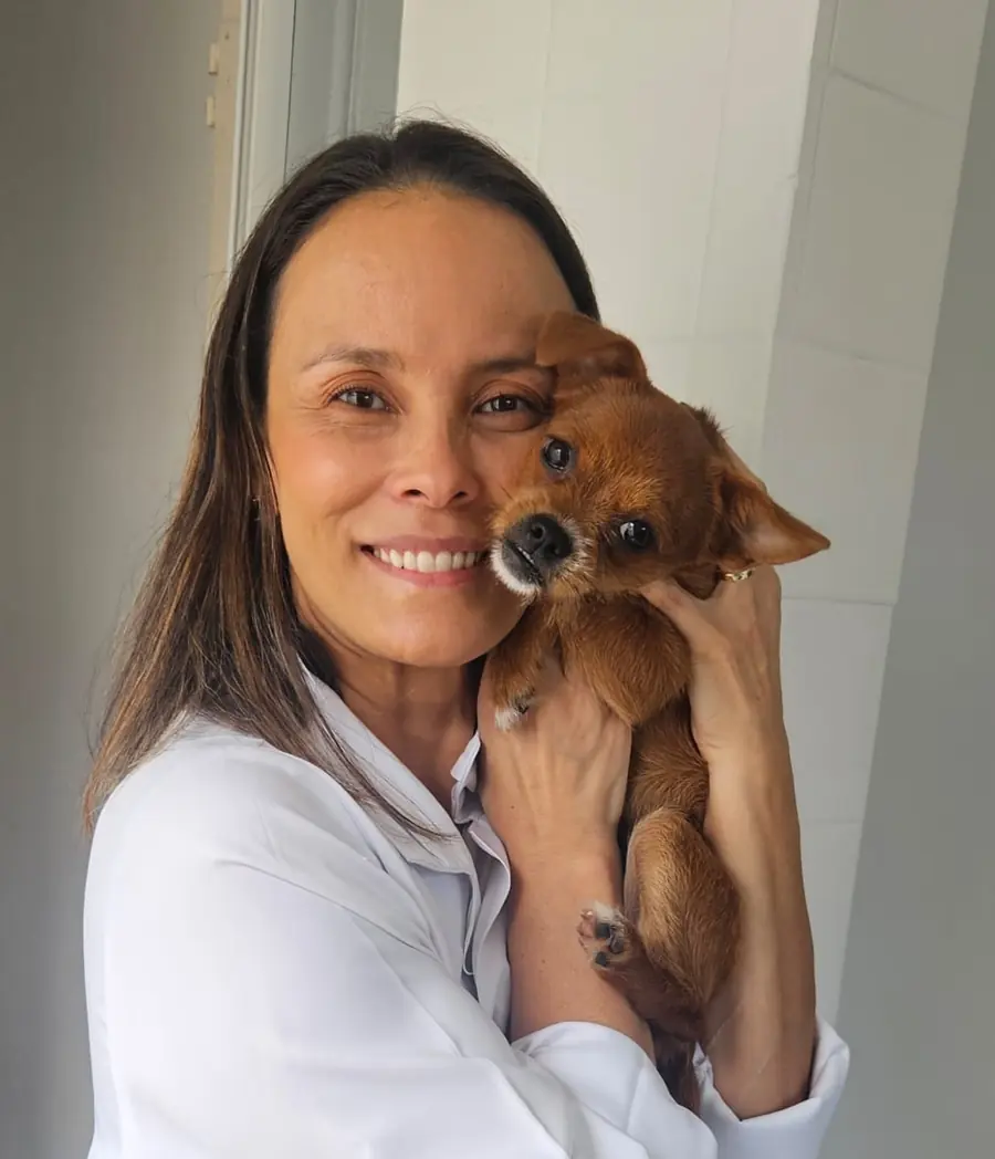Dra. Fabiana Rizzo, da Clínica Veterinária Quatro Patas em São Carlos, com um cão no colo — responsável pela terapia canabinoide
