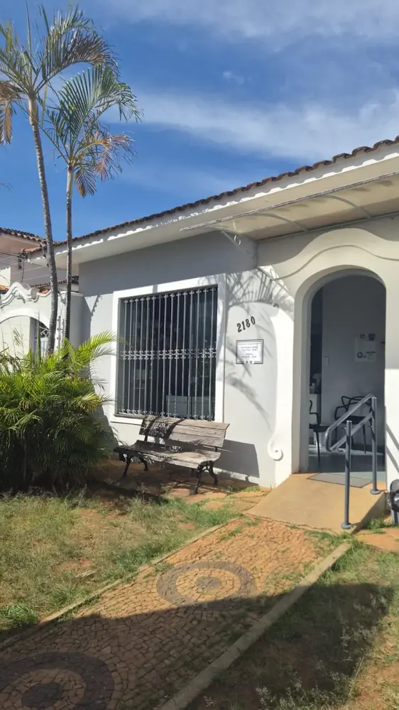 Entrada da Clínica Veterinária Quatro Patas em São Carlos: casa branca com o número 2180, banco de jardim e rampa de acesso