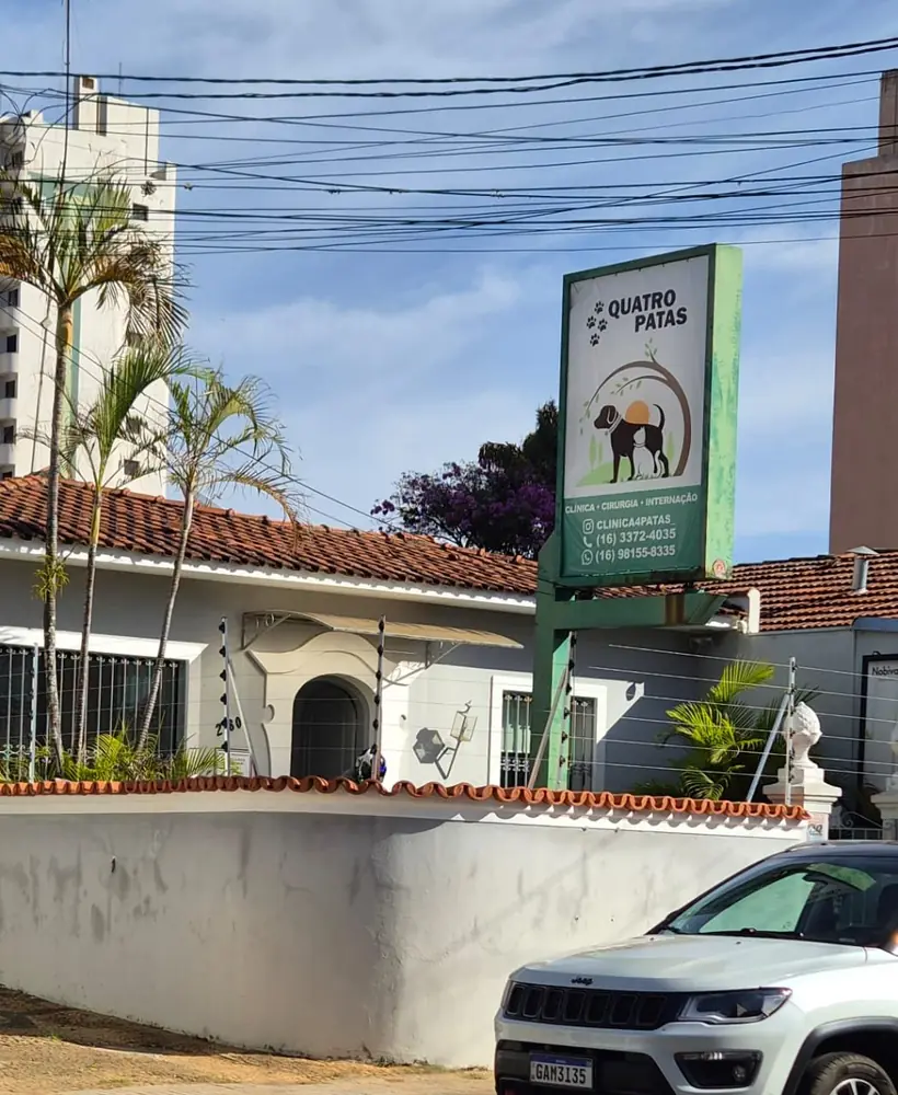 Fachada da Clínica Veterinária Quatro Patas na R. Dr. Orlando Damiano, 2180, Jardim Macarengo, São Carlos, com a placa da clínica na esquina