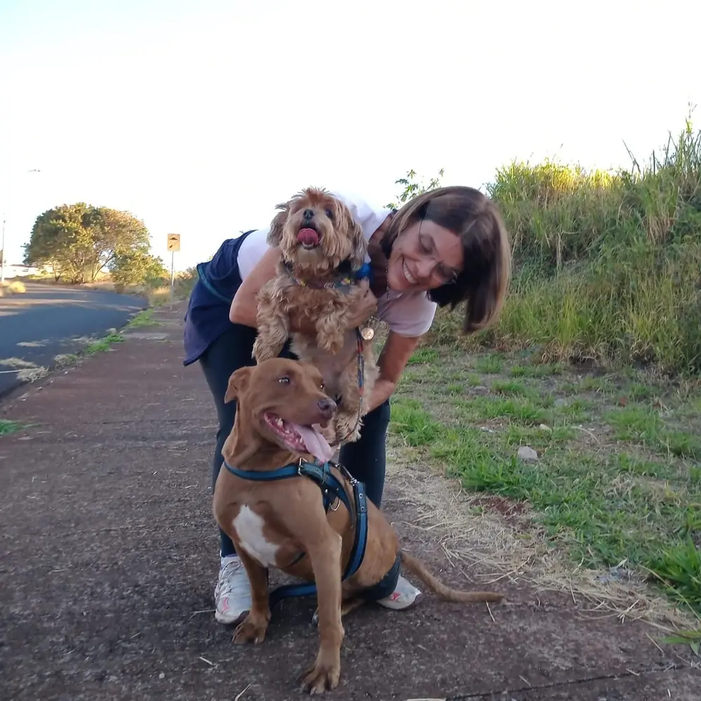 Tutora com seus cães em São Carlos, pacientes acompanhados pela Clínica Veterinária Quatro Patas
